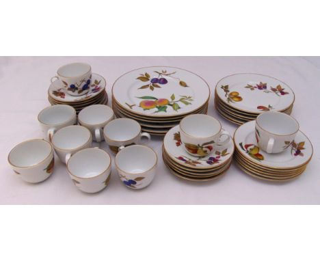 Wedgwood Evesham dinner and tea service to include plates, cups and saucers (40)