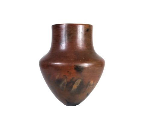Navajo redware pottery jar, etch-signed by the artist. Alice Williams Cling is a Native American Navajo ceramist and potter k