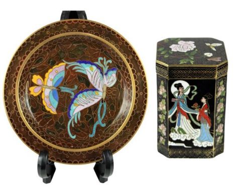 Size of plate: 6 in. diameter Size of box: 3 3/4 in. H x 2 1/2 x 2 1/2 in. Please note that all sales are final and no refund