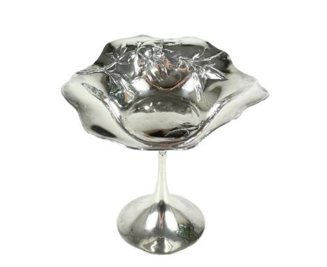 Lovely design with rippled rim. Size: 6 1/2 x 7 in. . Please note that all sales are final and no refunds will be given under