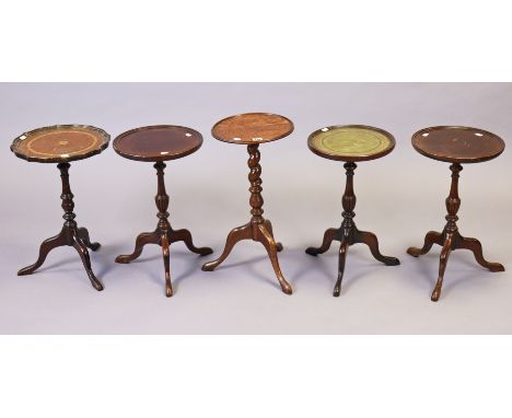 An oak wine table on a vase-turned &amp; spiral-twist centre column &amp; three cabriole legs &amp; pad feet, 28cm diameter x