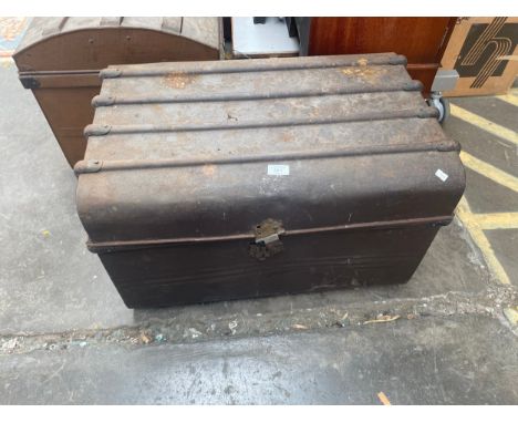 Metal travel trunk 