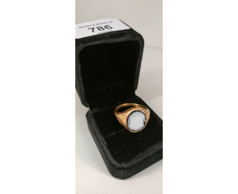 Gent's Victorian Sheffield Gold ring set with a carved black and white stone seal, [18ct marked rubbed- tested positive for 1
