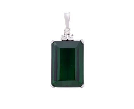 Anhänger mit feinem Chromturmalin gekrönt von 3 Brillanten zus. ca. 0,3 ct, ca. GW (K-L)/VS-P2, Turmalin im achteckigen Trepp