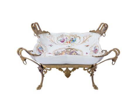 MEISSEN, Prunkschale, 1780-1814, 1. Wahl, feine Bemalung einer galanten Szene eingerahmt von in Goldstaffagen platzierten Blu