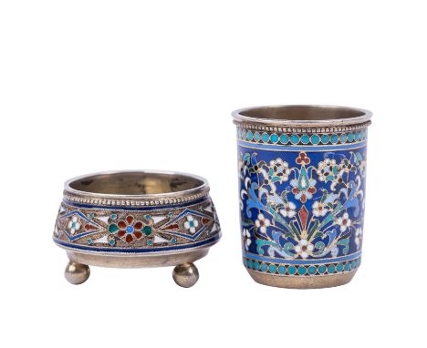 MOSKAU "Cloisonné-Emaille Wodkabecher und Saliére" Wodkabecher aus Silber mit feiner floraler Emaillebemalung, Blütenmotive, 