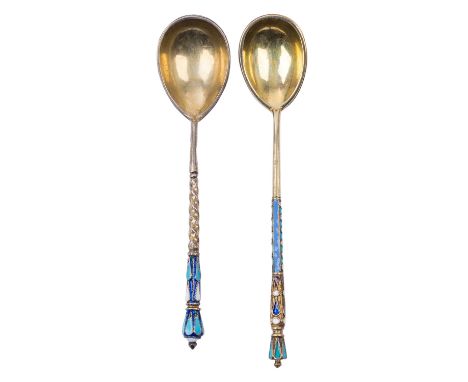 RUSSLAND "Zwei Cloisonné-Email-Moccalöffel" Silber, teils vergoldet, auf der Rückseite der Laffe und am Stilende in polychrom