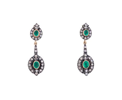 Paar Ohrhänger mit Smaragden und Brillanten, insgesamt 4 Smaragde, oval facettiert und 54 Brillanten von zus. ca. 0,80 ct, ca