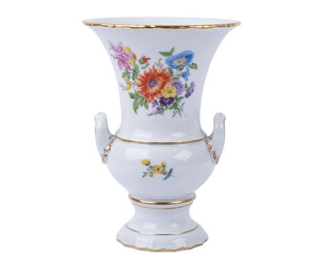 MEISSEN "Kratervase" 2. Hälfte 20. Jh., blaue Schwertermarken, geritzte Modellnummer, zweiteilig verschraubt, beidseitig fein