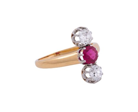 Ring mit 2 Altschliffdiamanten von zus. ca. 0,70ct ca. LGW(I-J)/VS-P2 und einem synth. Rubin. GG 18K/PT 4,7 gr. RW: 55. Um 19