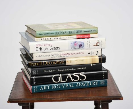 A large collection of art reference books, including ceramics, glass, furniture, Japanese, Oriental, glass and fine art, and 
