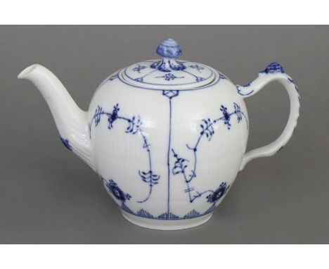 ROYAL COPENHAGEN Teekanne - 2. Hälfte 20. Jahrhunderts, ¨Musselmalet gerippt¨-Dekor mit unterglasurblauer Malerei, Manufaktur