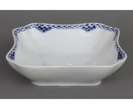 ROYAL COPENHAGEN Schale  - 2. Hälfte 20. Jahrhunderts, Modell ¨Prinzess¨, quadratisch, vertiefte Form, Reliefdekor ¨gebrochen