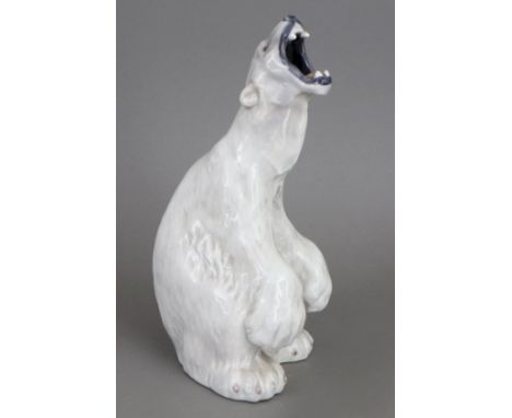 ROYAL COPENHAGEN Porzellanfigur ¨Eisbär¨ - Entwurf CARL FREDERIK LIISBERGH, gräulich-weiße Glasur mit sparsamer Staffage, Man