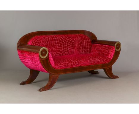 Sofa des norddeutschen Empire - um 1820, Rahmen Mahagoni, furniert und fadenintarsiert, gerades Rückenbrett, geschwungene Arm