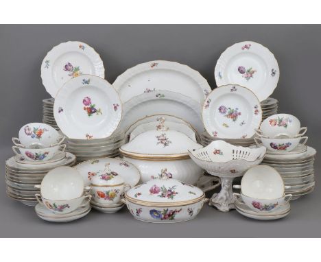 Umfangreiches ROYAL COPENHAGEN Speiseservice - 19./20. Jahrhundert, Reliefdekor ¨Ozier¨, polychrome Blumenmalerei, Goldrand, 
