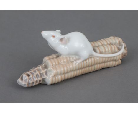 ROYAL COPENHAGEN Porzellanfigur ¨Maus mit Maiskolben¨ - 20. Hälfte 20. Jahrhundert, Entwurf ERIK NIELSEN, Modellnummer 512, p