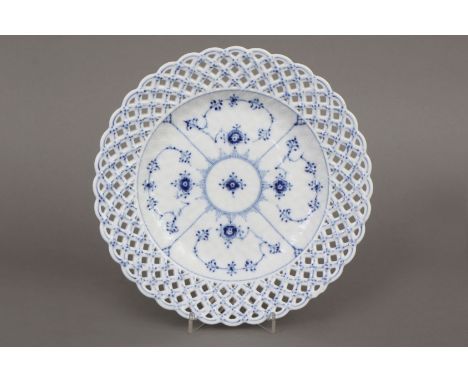 ROYAL COPENHAGEN Porzellanteller - 2. Hälfte 20. Jahrhunderts, ¨Musselmalet Vollspitze¨, unterglasurblaue Malerei, leicht ver
