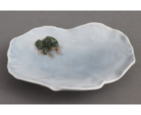 Kleine ROYAL COPENHAGEN Porzellanschale ¨Seerosenblatt mit Frosch¨ - 2. Hälfte 20. Jahrhunderts, Modellnummer 2477, leicht ve