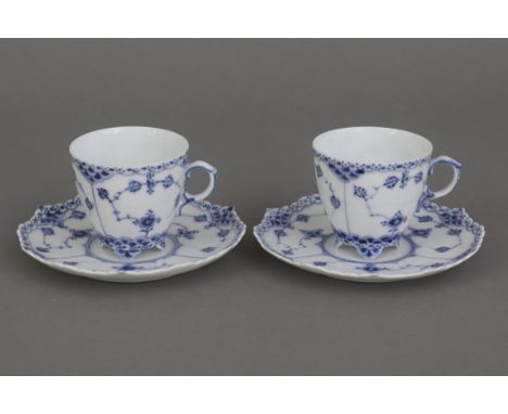 2 ROYAL COPENHAGEN Mokka-/Espressotassen mit Untertassen - 1900-1923, ¨Musselmalet Vollspitze¨-Dekor mit unterglasurblauer Ma