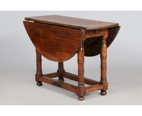 Englischer ¨Gate-leg¨ Tisch, um 1800 - Ulmenholz (Vollholz), runde Platte mit 2 abklappbaren Flügeln, besäulter Klappstand, v