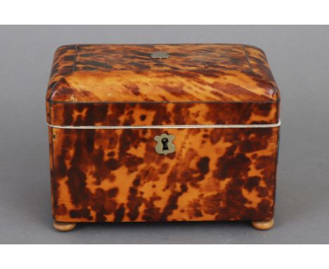 Englische Teedose des 19. Jahrhunderts mit Schildpattbeschlag - sogenanntes ¨Tea caddy¨, um 1830, eckige Dose mit Scharnierde
