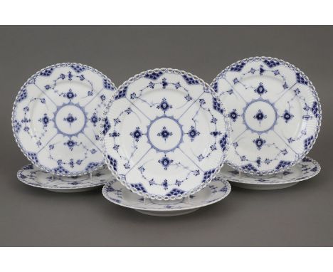 6 ROYAL COPENHAGEN Porzellanteller - 1894-1923, ¨Musselmalet Vollspitze¨-Dekor in unterglasurblauer Malere, flache Form mit d