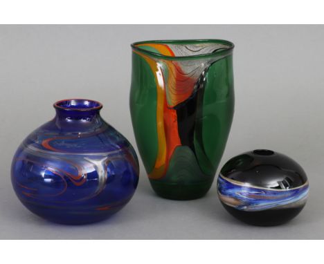 3 Künstlerglas Vasengefäße - diverse, 1x grünes Vase mit schwarz-rot-gelben Einschmelzungen, am Stand monogrammiert ¨HK¨ (?),