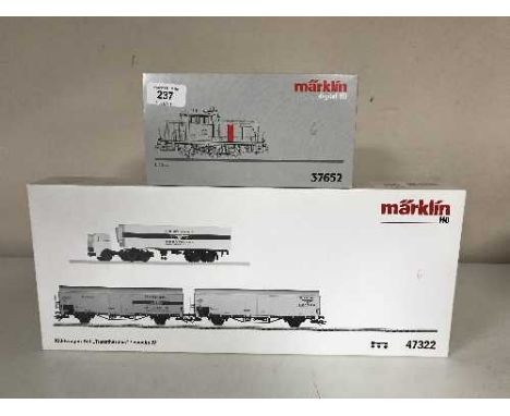 A Marklin 37652 diesel locomotive together with a 47322 refrigerated car set (HO Scale), boxed 