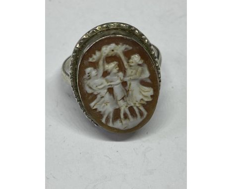 A SILVER RING WITH DANCING LADIES DESIGN IN JASPERWARE STYLE IN A PRESENTATION BOX 