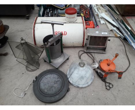A COLLECTION OF VINTAGE ITEMS TO INCLUDE AN ENAMEL BREAD BIN, BEAN SLICER, ETC 