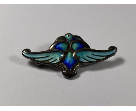 AN ART NOUVEAU BIRMINGHAM HALLMARKED SILVER &amp; ENAMEL WING BROOCH 