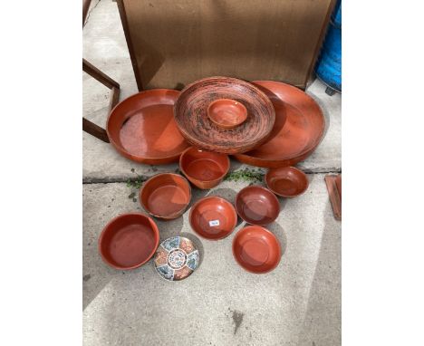 A MIXED LOT OF VINTAGE TURNED WOODEN BOWLS AND A MODERN JAPANESE PLATE 