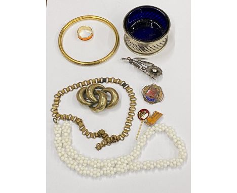 A MIXED LOT OF VINTAGE COSTUME JEWELLERY TO INCLUDE ROLLED GOLD BANGLE, ENAMEL TT BADGE, WHITE METAL FLORAL BROOCH ETC 