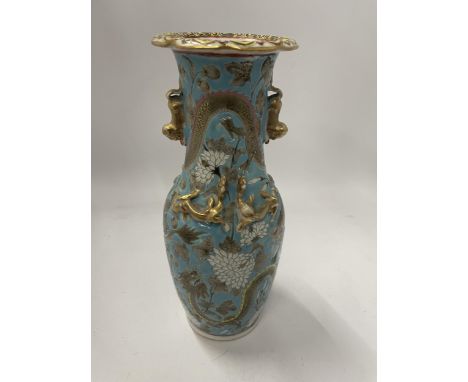 AN EARLY 20TH CENTURY CHINESE CANTON BLUE ENAMEL DRAGON VASE, UNMARKED TO BASE 