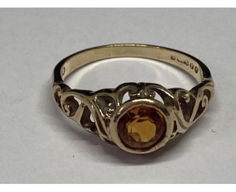 A 9 CARAT GOLD RING WITH CITRINE STONE SIZE M/N 