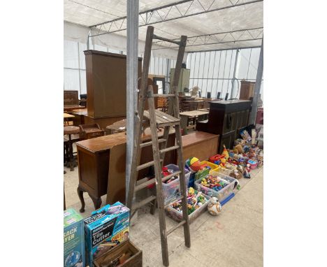 A VINTAGE FOUR RUNG WOODEN STEP LADDER 
