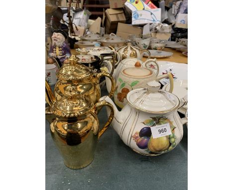 A COLLECTION OF TEAPOTS TO INCLUDE SADLER AND ROYAL WORCESTER - 8 IN TOTAL 