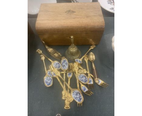 A MIXED LOT TO INCLUDE A VINTAGE MAHOGANY BOX, YELLOW METAL SPOONS WITH CERAMIC BOWLS, A BRASS BELL, ETC 