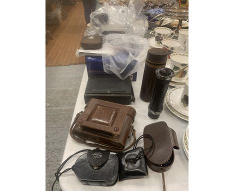 A QUANTITY OF VINTAGE AND MODERN CAMERAS AND ACCESSORIES TO INCLUDE A POLAROID P CAMERA, TWO ZEISS IKON CAMERAS - ONE IN CASE
