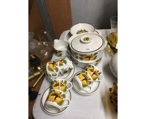 A RETRO MEAKIN PART DINNER SERVICE TO INCLUDE SERVING/CASSEROLE DISHES, PLATES, BOWLS, CUPS, SAUCERS, CREAM JUG, ETC 
