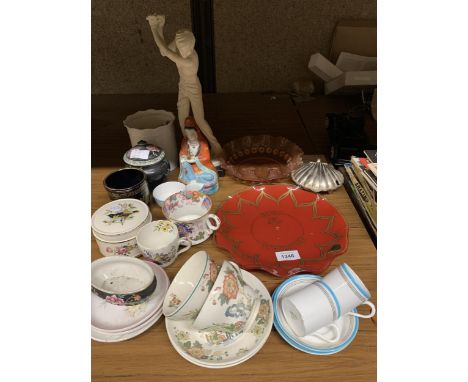 A MIXED LOT TO INCLUDE WEDGWOOD 'EASTERN FLOWERS' CUPS AND SAUCERS, PIN TRAYS, TRINKET BOXES, A GOLFING FIGURE, ETC 