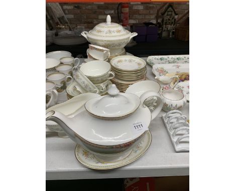 A QUANTITY OF MINTON 'BROADLANDS' DINNERWARE TO INCLUDE SOUP COUPES, SAUCERS, VARIOUS SIZES OF PLATES, SAUCE BOAT AND SAUCER,