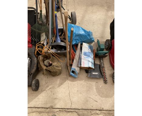 AN ASSORTMENT OF TOOLS TO INCLUDE AN AXE, A SLEDGE HAMMER AND GARDEN TOOLS ETC 
