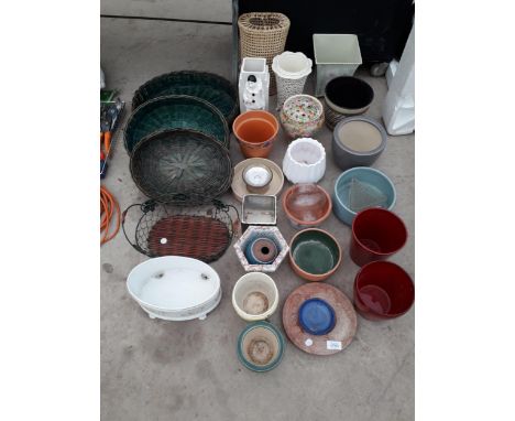 A LARGE ASSORTMENT OF CERAMIC PLANT POTS AND BASKETS 