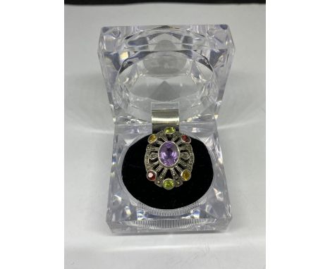 A SILVER RING WITH DECORATIVE COLOURED STONES IN A PRESENTATION BOX 