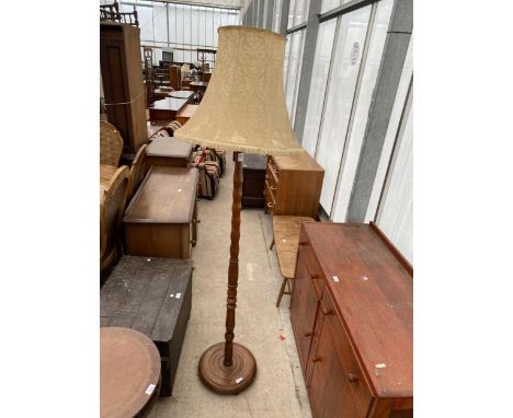 A MID 20TH CENTURY STANDARD LAMP COMPLETE WITH SHADE 