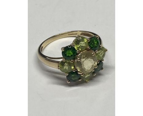 A 9 CARAT GOLD RING WITH PERIDOTS AND EMERALDS SIZE  V 