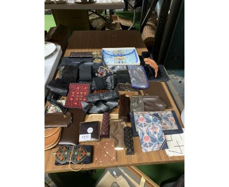 A LARGE QUANTITY OF VINTAGE PURSES, BELTS, VANITY ITEMS, ETC, SOME LEATHER 