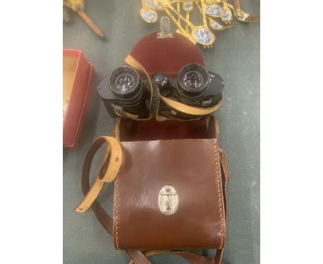 A PAIR OF VINTAGE CARL ZEISS BINOCULARS IN A LEATHER CASE 